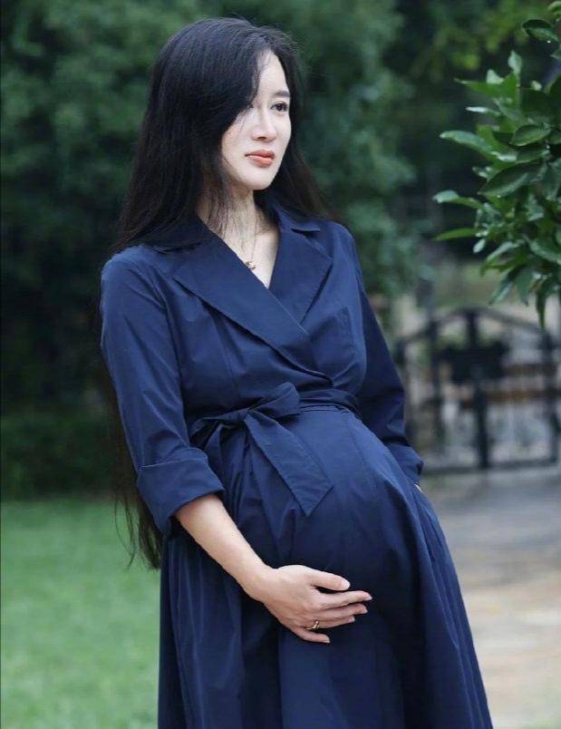 张纪中晒结婚照,承认杜星霖,结婚三年儿女双全_儿子_意思_生下