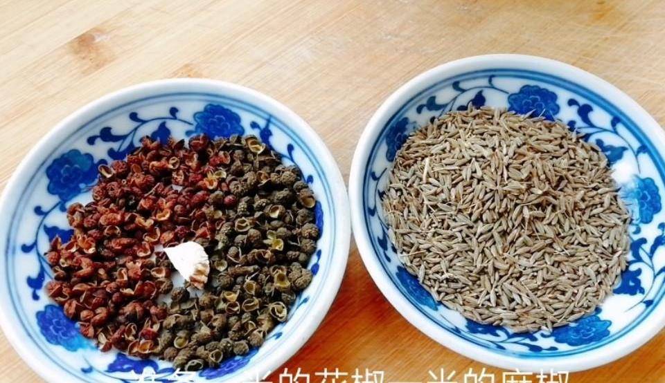 准备一半的花椒,一半的麻椒,还有等量的孜然粒,还有指甲盖大小的白芷
