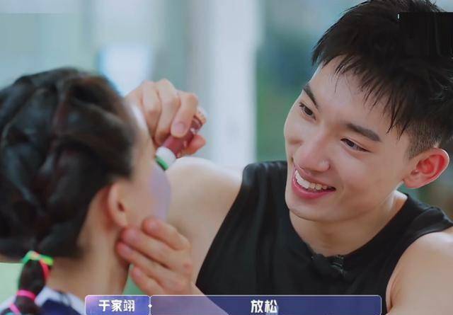 张豆豆和于家翊去冲浪,当她换上潜水衣出来,真实身材遭妒忌_女生_阶段