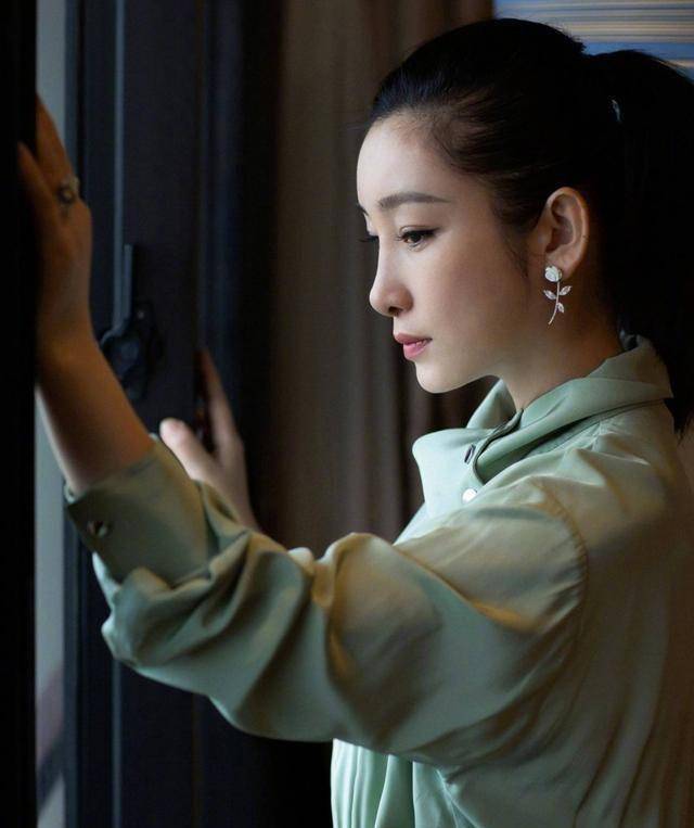 41岁秦海璐美得高调,一身薄荷绿长裙闪亮登场,女神范十足_气质_裙子