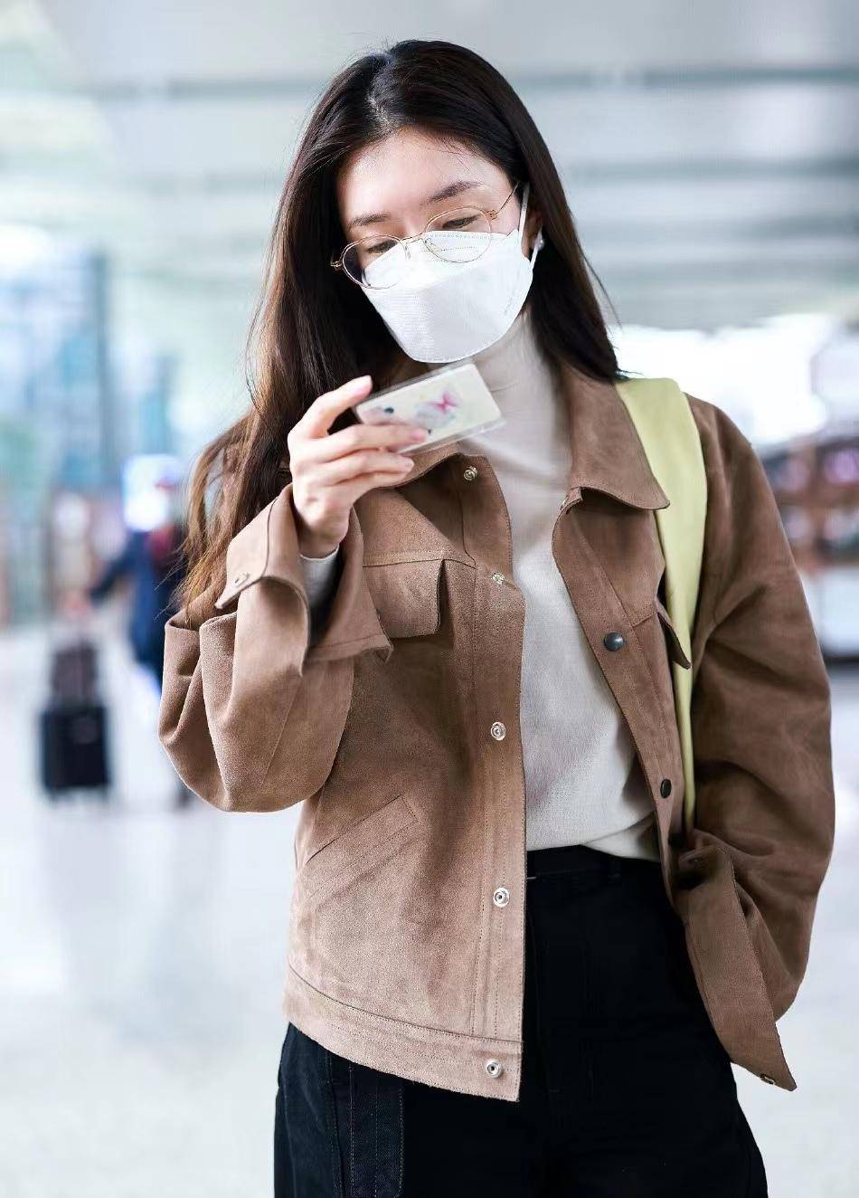 江疏影现身机场,身穿高领毛衣搭配棕色外套,随性随性!_衣服_浅色_明星