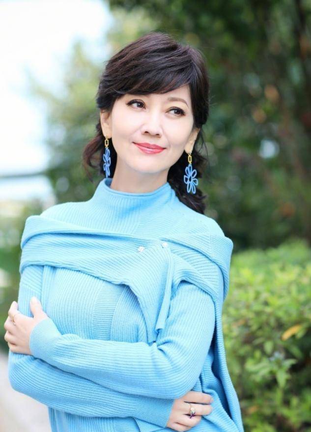 艳色≠装美,俗气,瞧瞧68岁赵雅芝这样穿,是有多优雅洋气_色彩_颜色_红