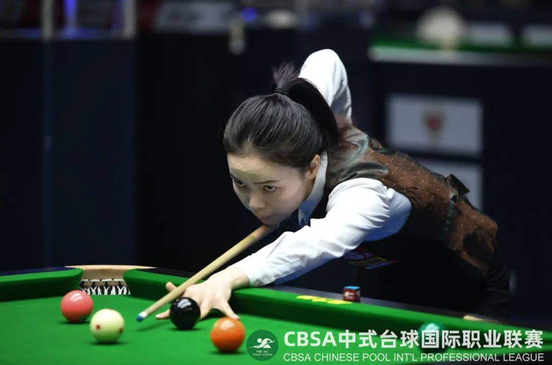 即便是首轮强弱分明的女子组,依然出现了王晓彤vs韩雨这样的名局.