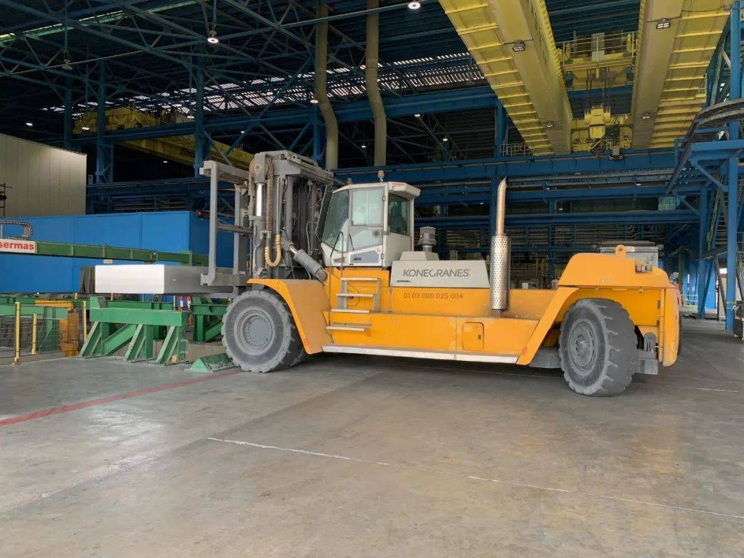 因此,巴林铝业(alba)很早就购置了两台科尼50吨重型叉车(smv 50-1200c