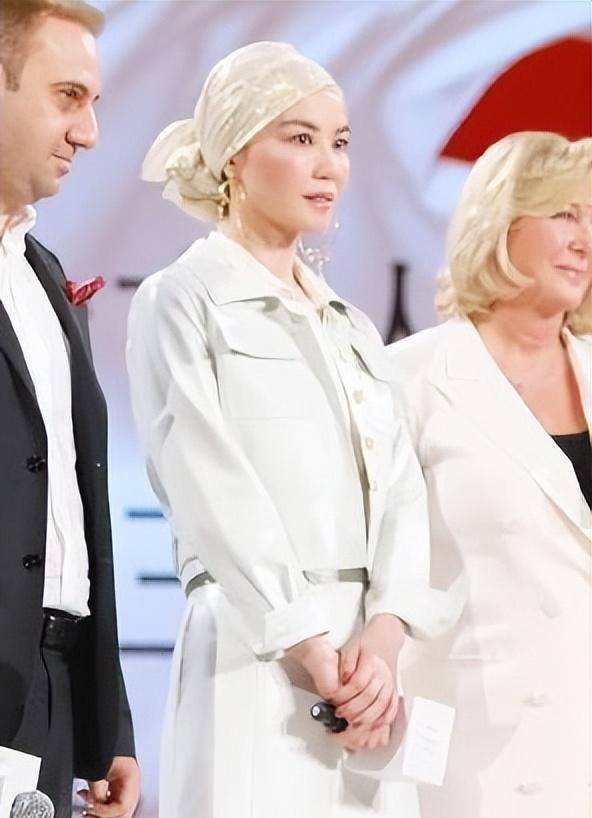 年过半百的王菲更美,穿上白色连衣裙,搭配清爽高挑美女_衣服_衬衫