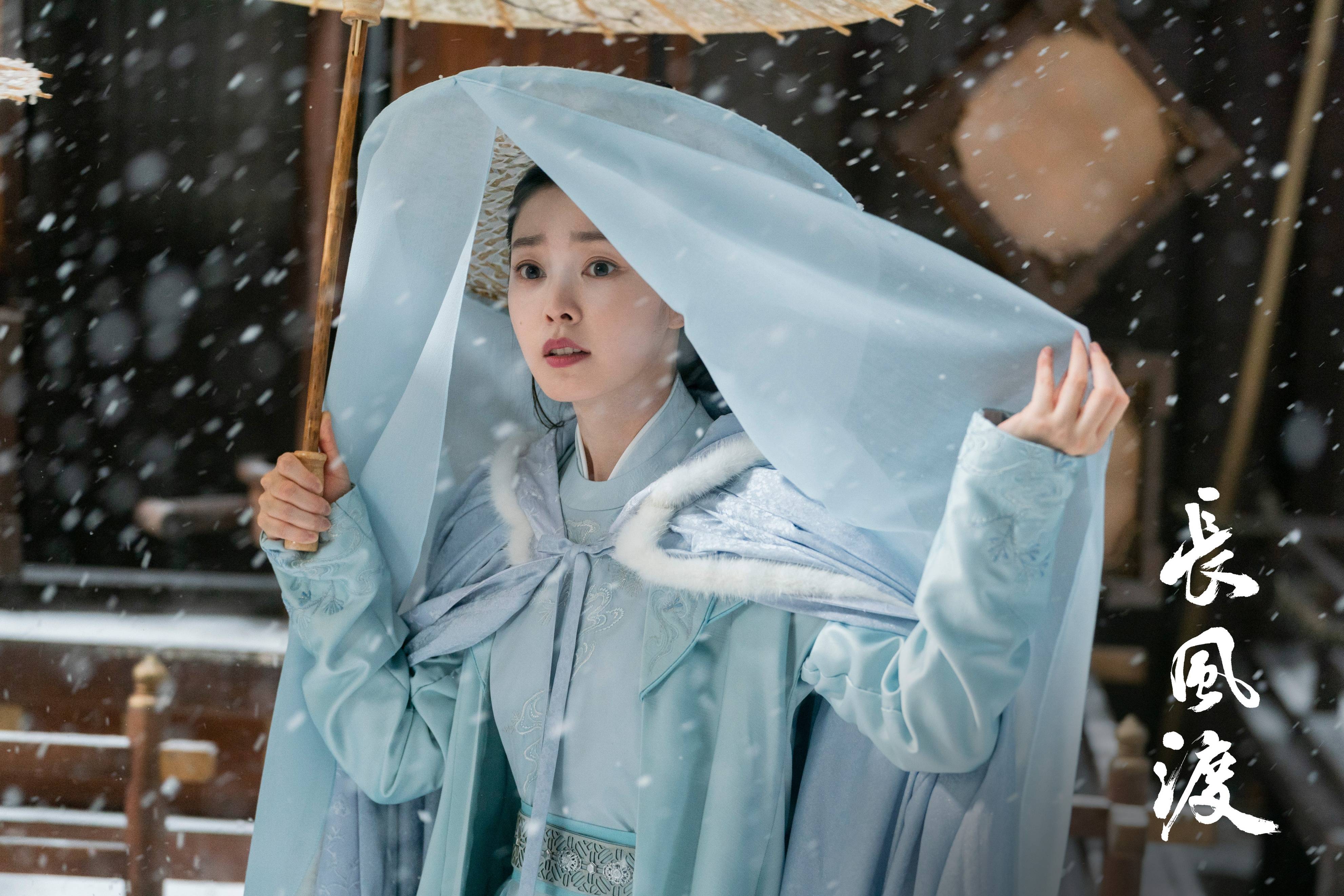 在《长风渡》中,宋轶饰演的柳玉茹展现了端庄矜贵的古装造型,她优雅的