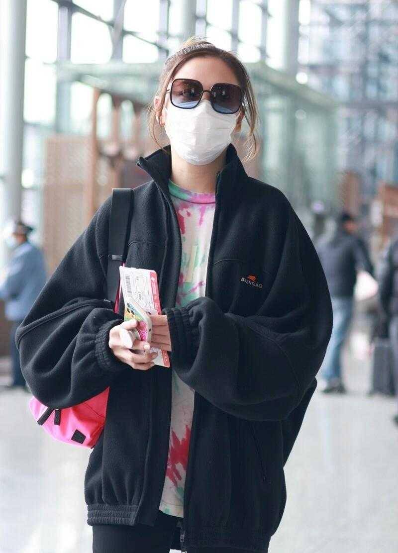 38岁的应采儿真会穿,一身黑色搭配彩色t恤,洋气不说还很高级_粉色