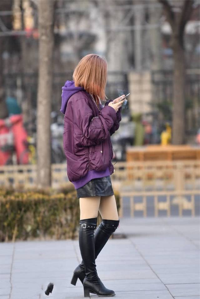 路人街拍,女子选择一款黑色的平底过膝皮靴,非常美_时尚_姐姐_身材