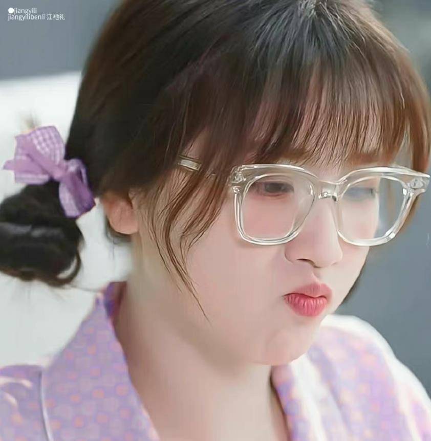 虞书欣的田园风穿搭你见过吗?双尾麻花辫配白裙,可爱到犯规