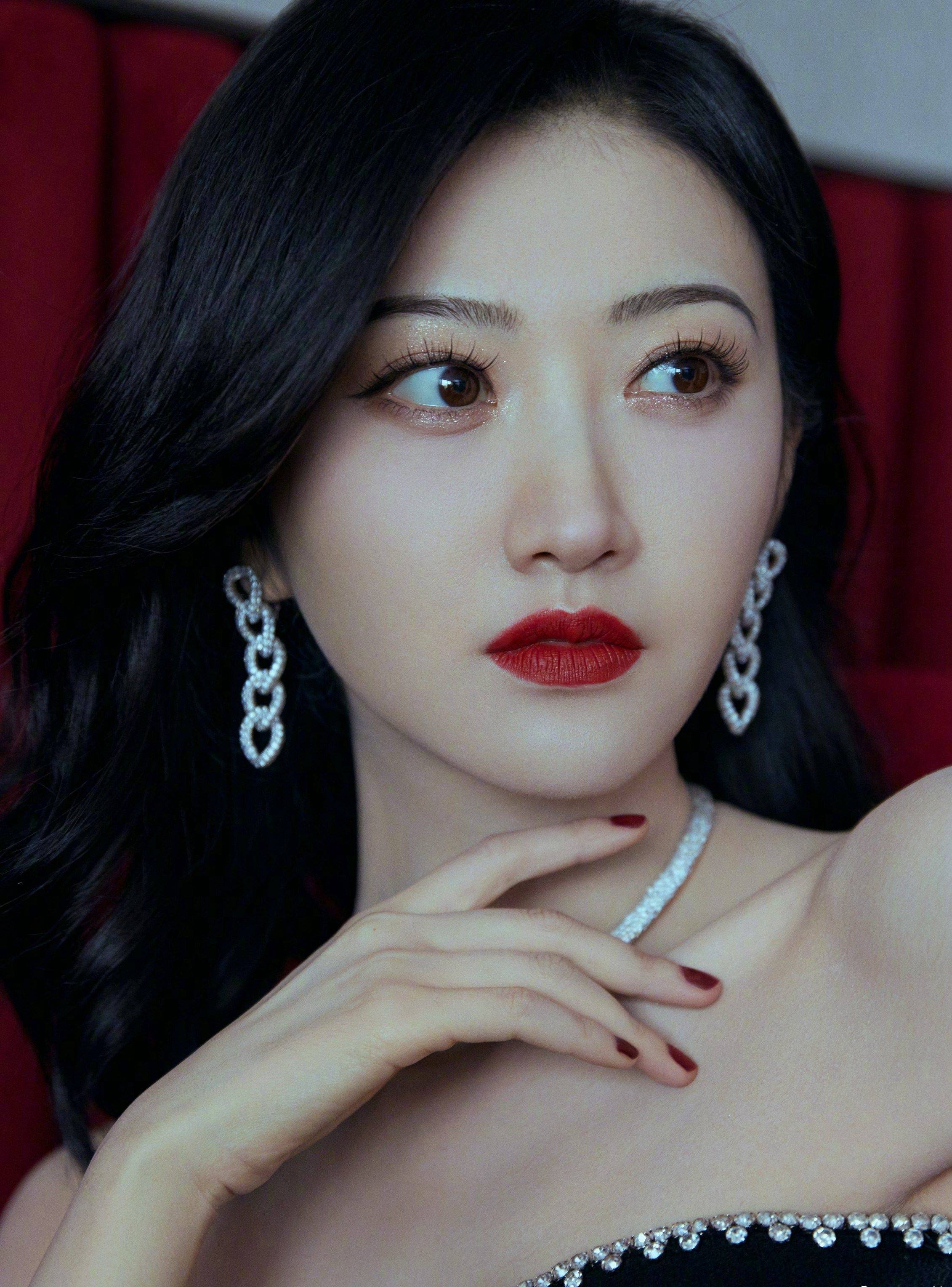 景甜黑色抹胸连衣裙性感香肩写真