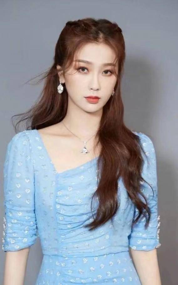 虞书欣穿最美内衣,干干净净想秀青春惹争议和支持_风格_的设计_连衣裙