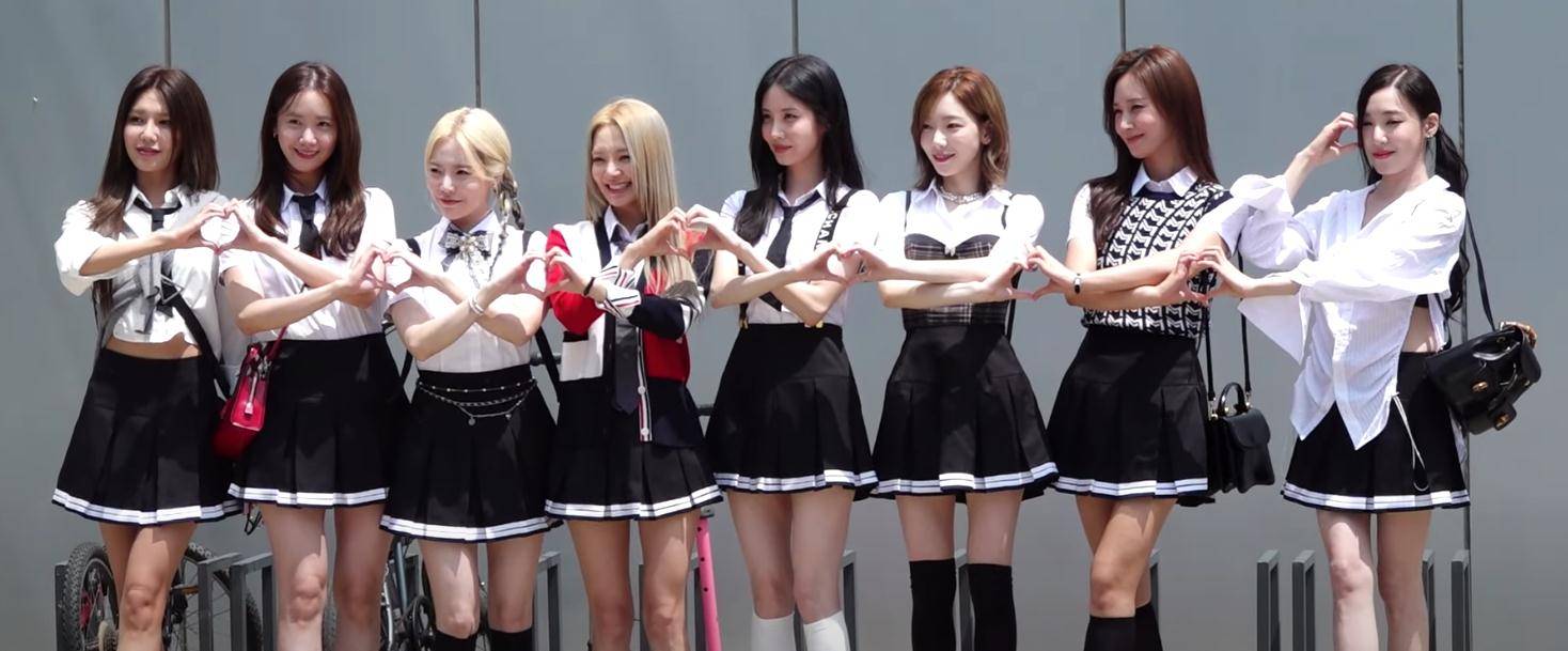 少女时代穿学院风短裙一字排开秀美腿,近照根本青春美妹美到发光_轰动