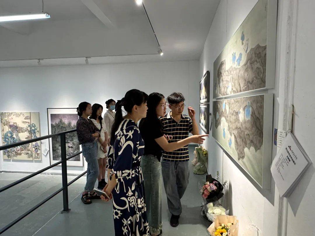 2019 年本科毕业于四川美术学院中国画系,2023 年研究生毕业于川美