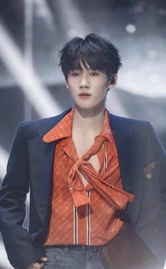 张真源中戏军训被晒黑不少,稚嫩脸庞一脸正气,网友:还是很帅_生活