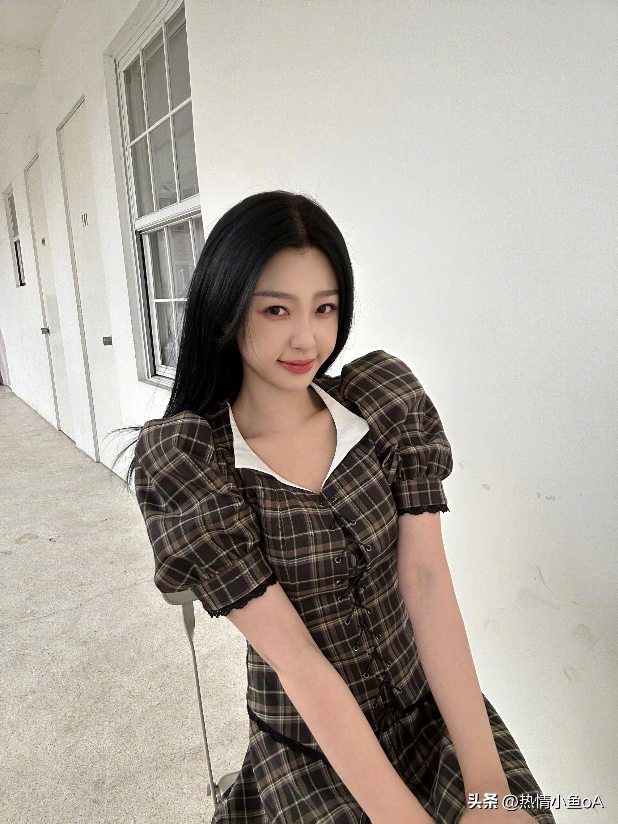 虞书欣身穿格子裙,简约又会穿黑白衣服,尽显精神美_造型_魅力_衣着
