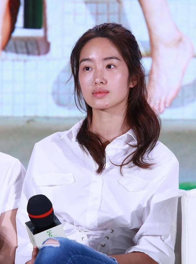 杨采钰,五官精致,酒窝浅浅,时尚动人,难怪富豪陈金飞会选择她_冯小刚