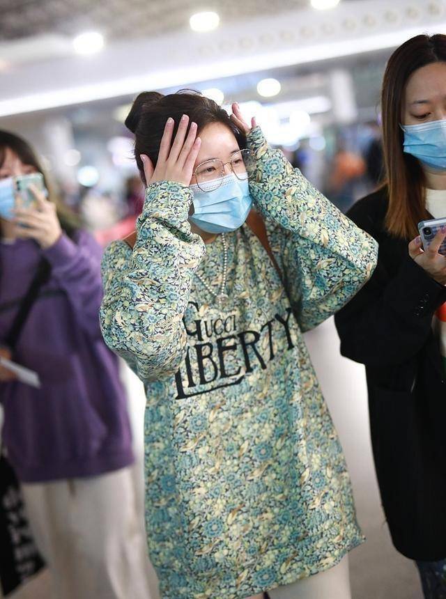 赵露思"趁热打铁"拼事业,连夜现身机场,素颜照额头现青春痘_人气_演技