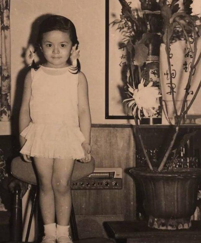 可以看出,的确遗传了最好基因,而且就在前不久,关之琳晒出其童年和