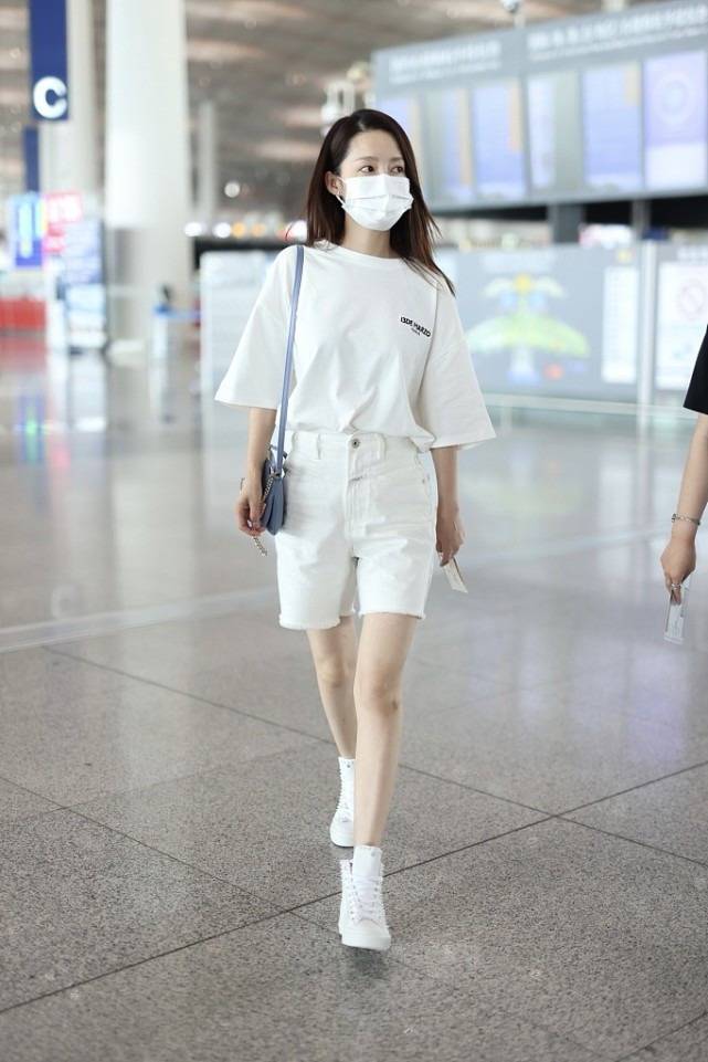 李沁真好看,白色t恤搭白色短裤,这么简简单单穿多美啊!