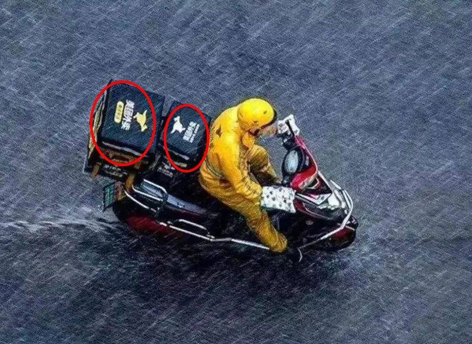 那名黄衣服的美团外卖小哥在暴雨中陷入危险,但是附近的民警和蓝衣