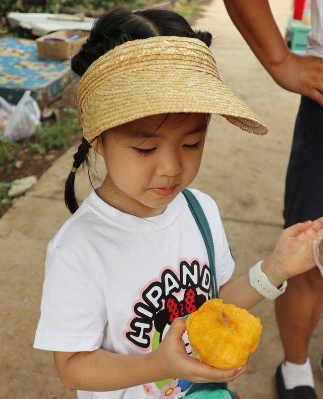 章子怡儿子正面照来了,一家五口上镜,网友热评:汪老师基因强大_汪峰