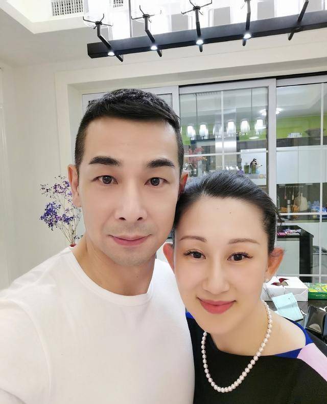 赵文卓老婆40岁生日,玫瑰花蛋糕抢眼,被指是隐形富豪_张丹露_妻子
