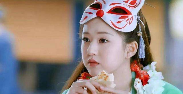 赵露思"趁热打铁"拼事业,连夜现身机场,素颜照额头现青春痘_人气_演技