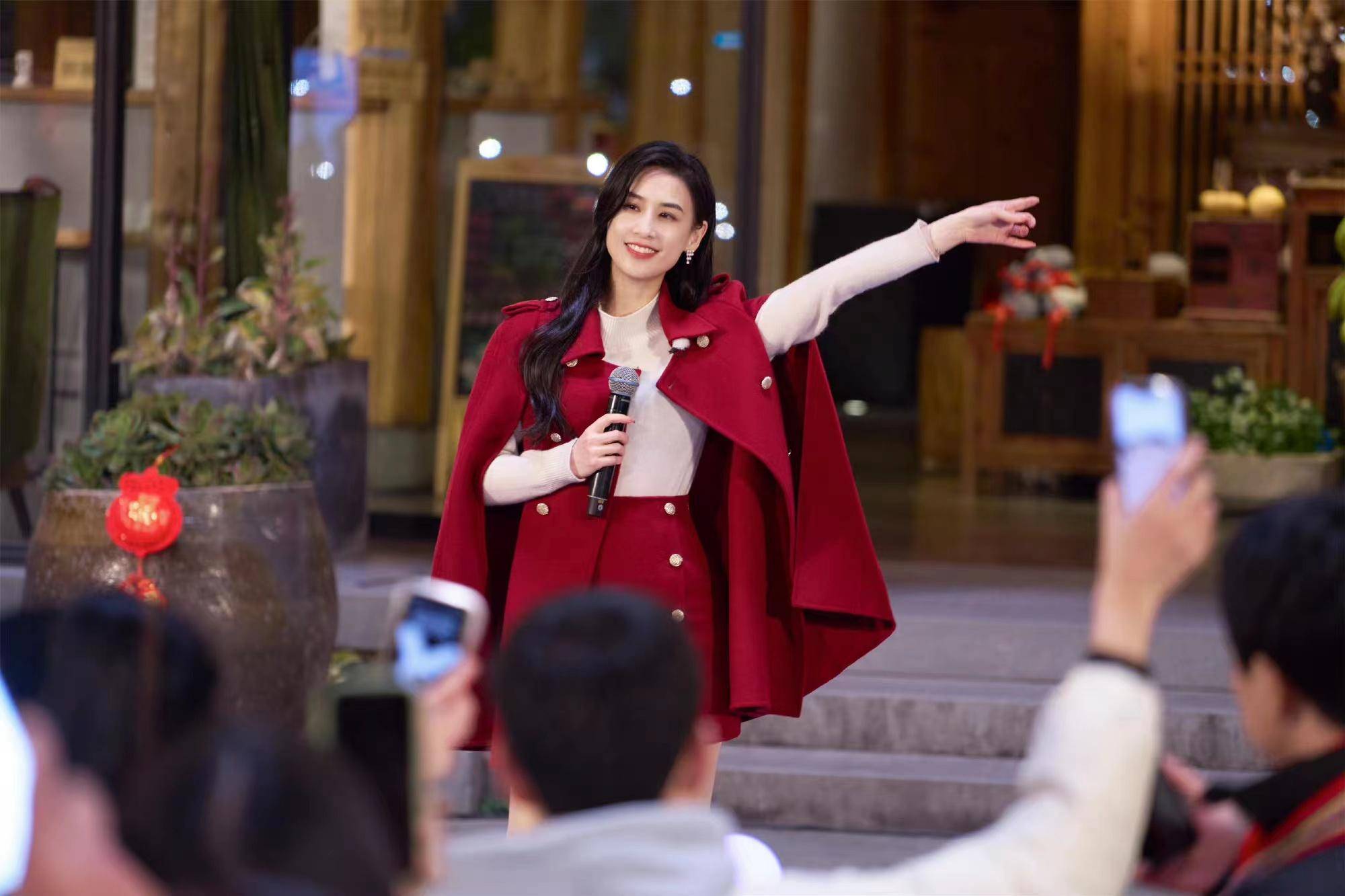 黄圣依在央视春节特别节目献唱,身穿红色大衣,时尚又喜庆!