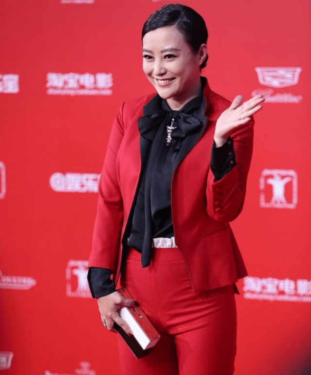 郝蕾挑战制服风,一身大红色西装尽显成熟女人魅力,网友:太好了!