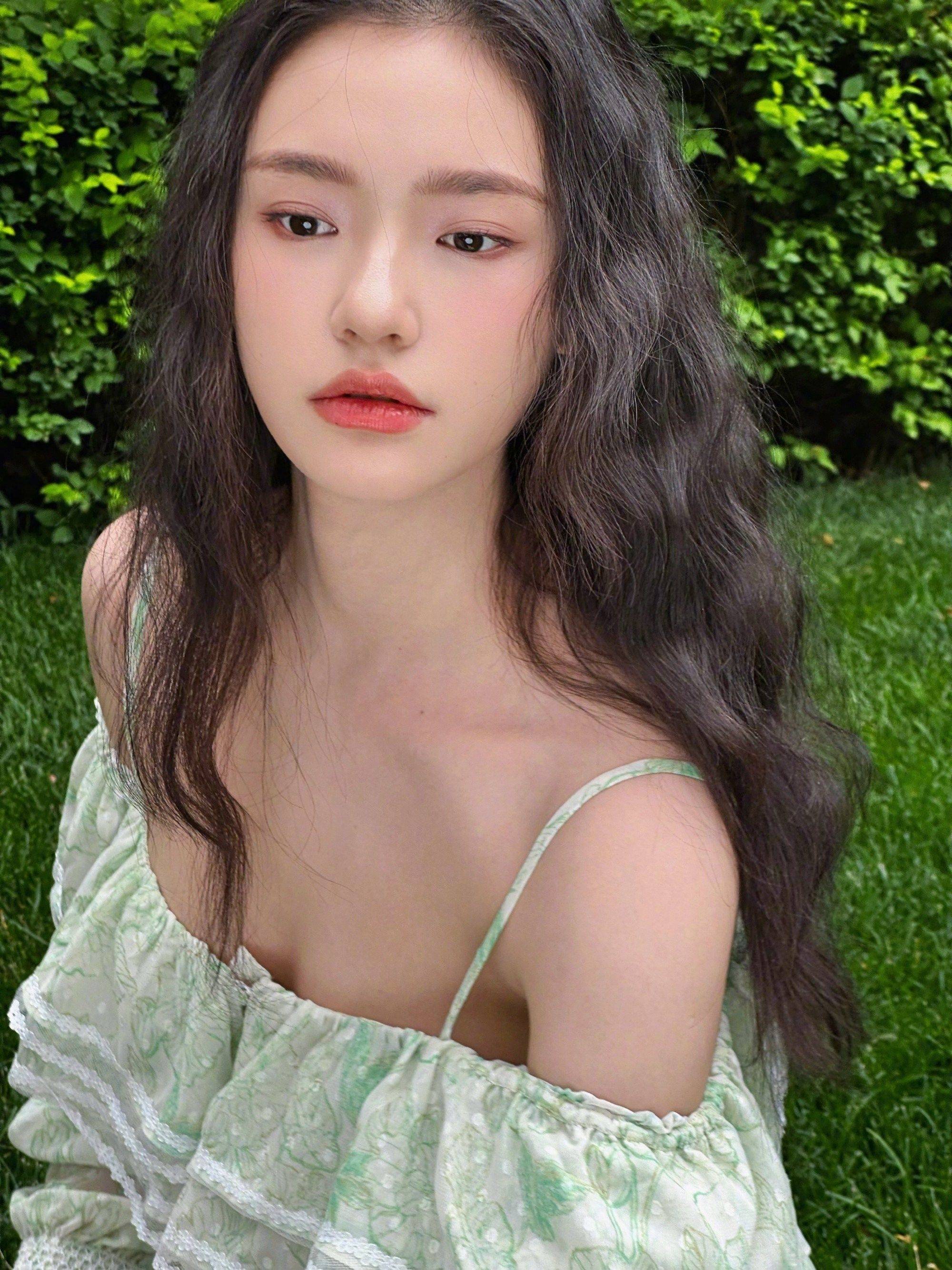 林允绿色吊带连衣裙性感大长腿性感写真_气质_高跟鞋_黑色