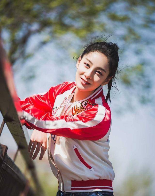 赵圆瑗红白拼接棒球服,配牛仔裤休闲舒适,气质惊艳_风格_赵先生_线条