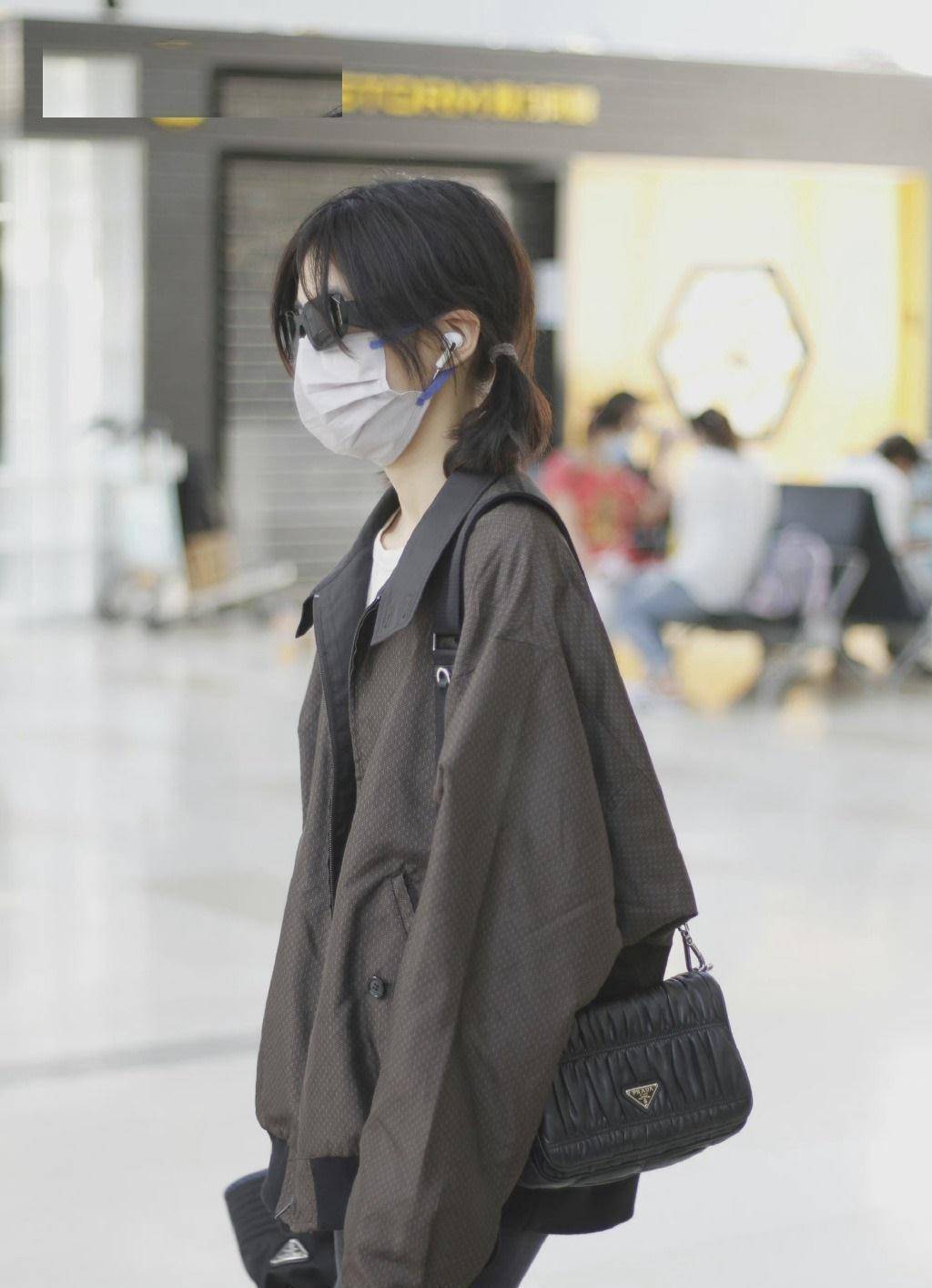 张子枫现身机场 双马尾酷女孩 恋情风波后暴瘦20斤_生活_暗色_感觉