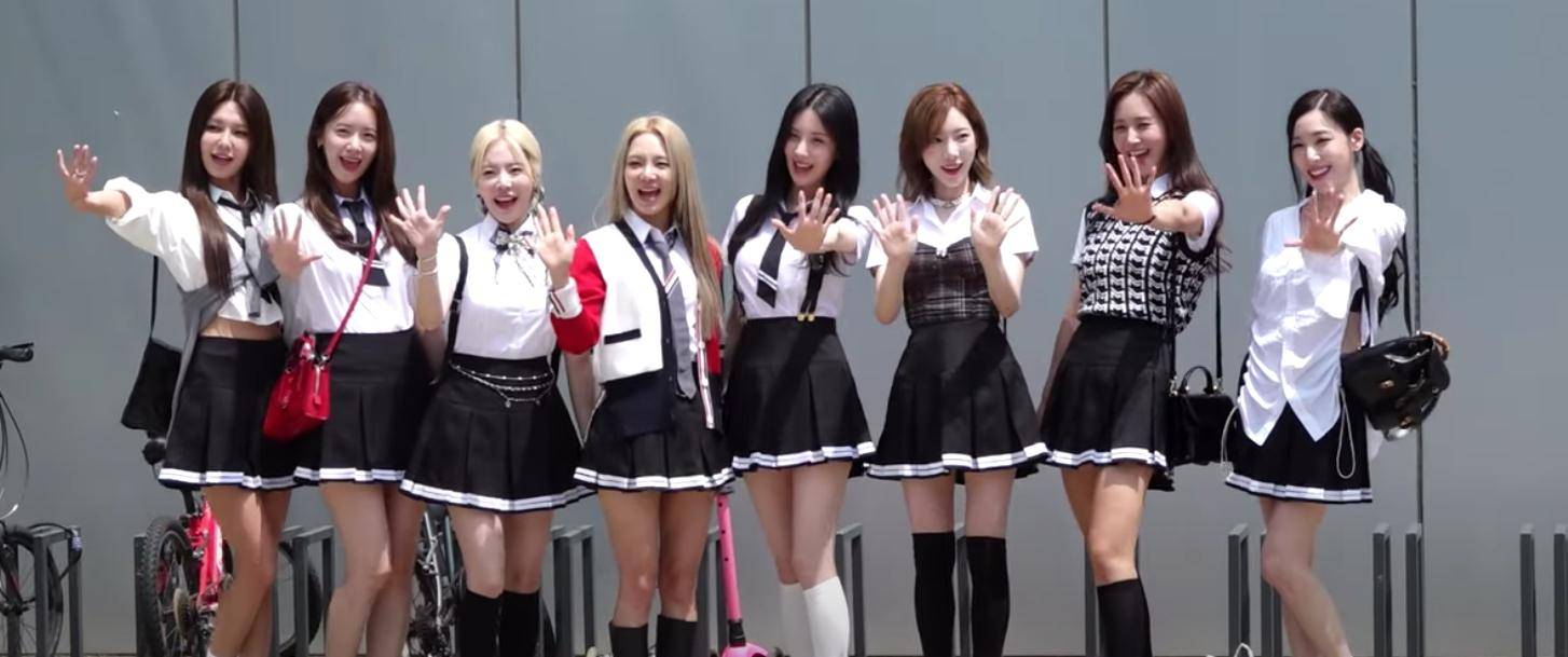 少女时代穿学院风短裙一字排开秀美腿,近照根本青春美妹美到发光_轰动