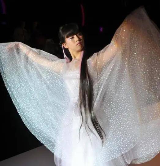 被质疑在英国独居2年态度,杨丽萍不应酬又带学生_时间_流量_戏剧