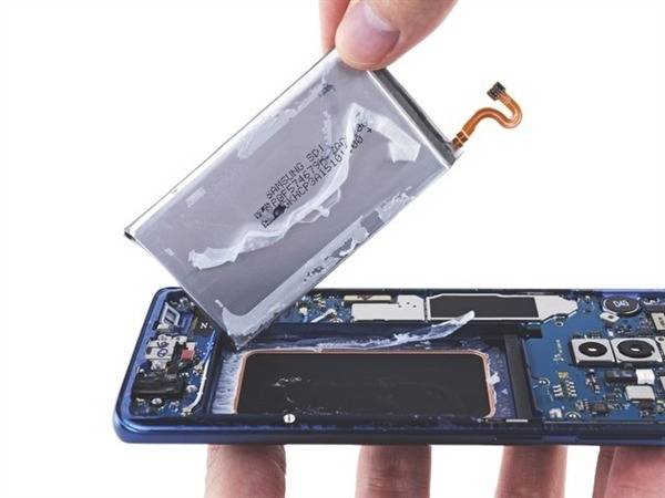 爷青回！可拆卸更换电池的手机要集体重新回归：万能充又要兴起？