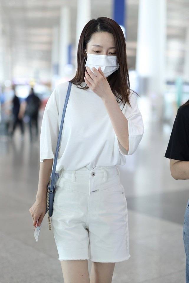 李沁真好看,白色t恤搭白色短裤,这么简简单单穿多美啊!