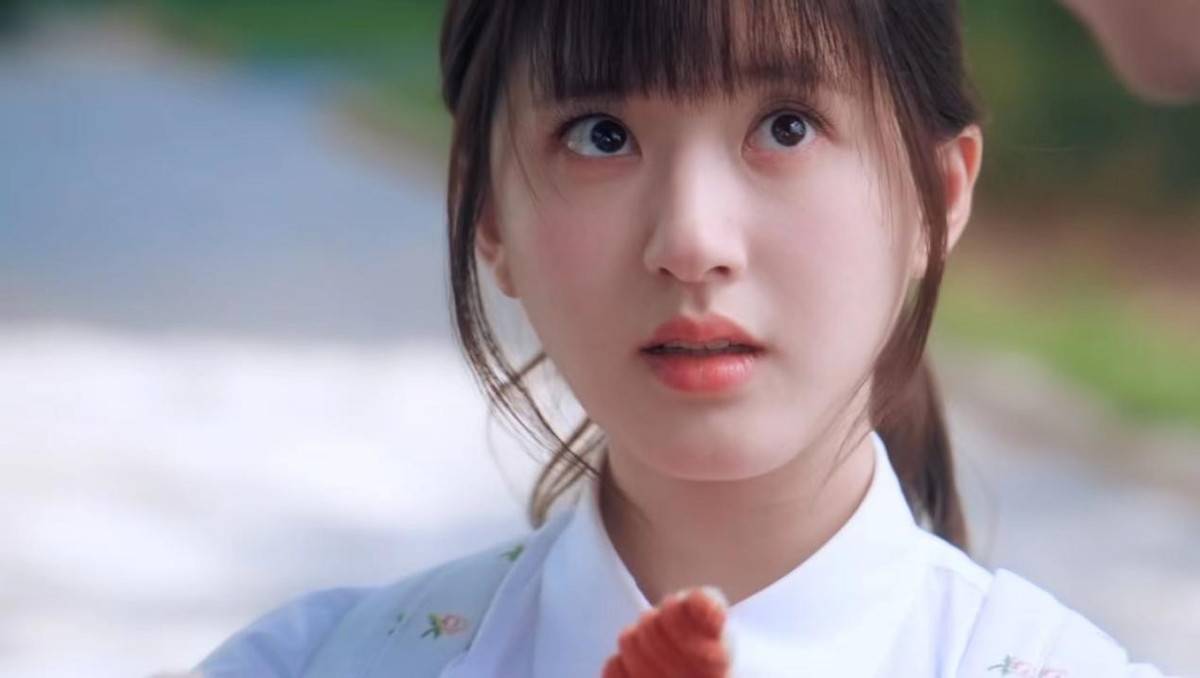 顶着大饼子脸却硬演"高中生",是谁的审美出了问题_赵露思_年龄_演技