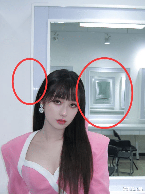 虞书欣新拍写真照疑似p图,镜子和树影有不同程度的弯曲_软件_的图片