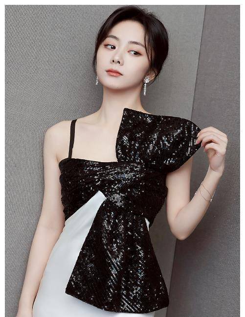 谭松韵秦岚同穿露肩装,两人坐一起,才发现过瘦和微胖差距有多大_身材