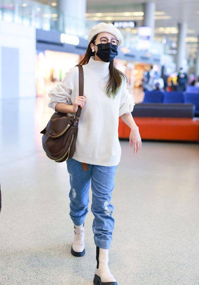 钟丽缇紧随"马丁靴"潮流,配毛衣牛仔裤好年轻,不愧为时髦女性_组合