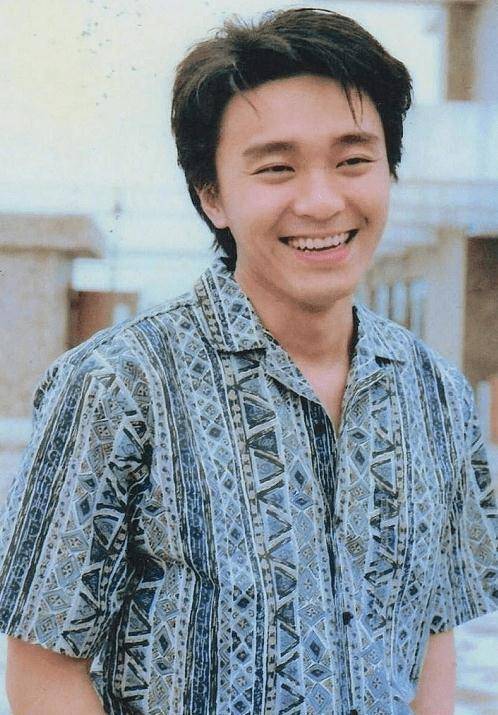 周星驰59岁生日,林允半夜晒星爷帅照送祝福,夸赞老板帅气又可爱_电影
