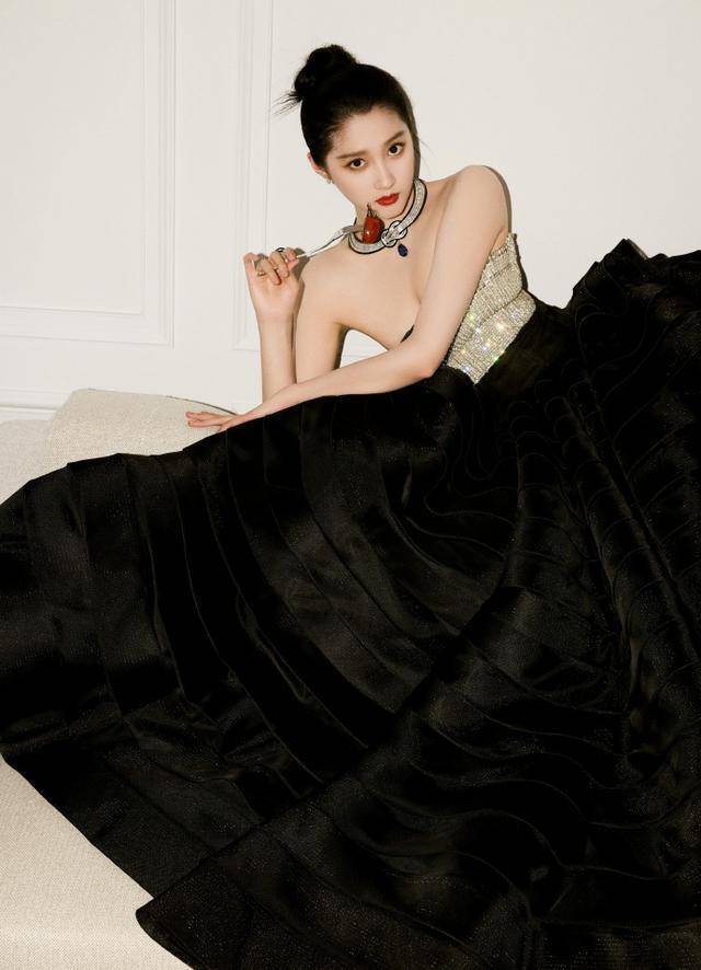 关晓彤身着黑色闪钻钻裙现身戛纳红毯,精致优雅尽显高贵气质_连衣裙