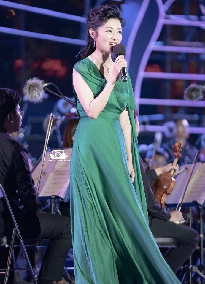 周涛:一个美丽优雅和聪慧睿智的主持人,大家喜欢她吗?