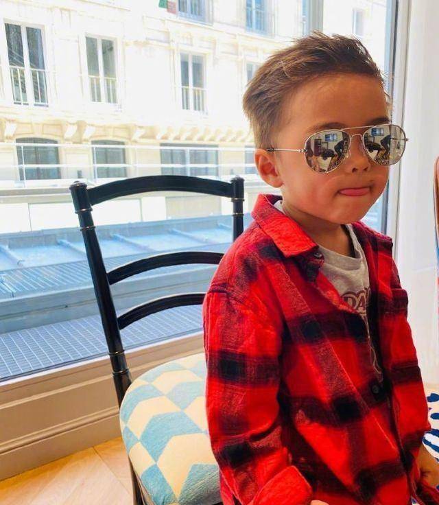 周杰伦晒儿子正面照:有其父必有其子,罗密欧表情又拽又酷超可爱_爸爸