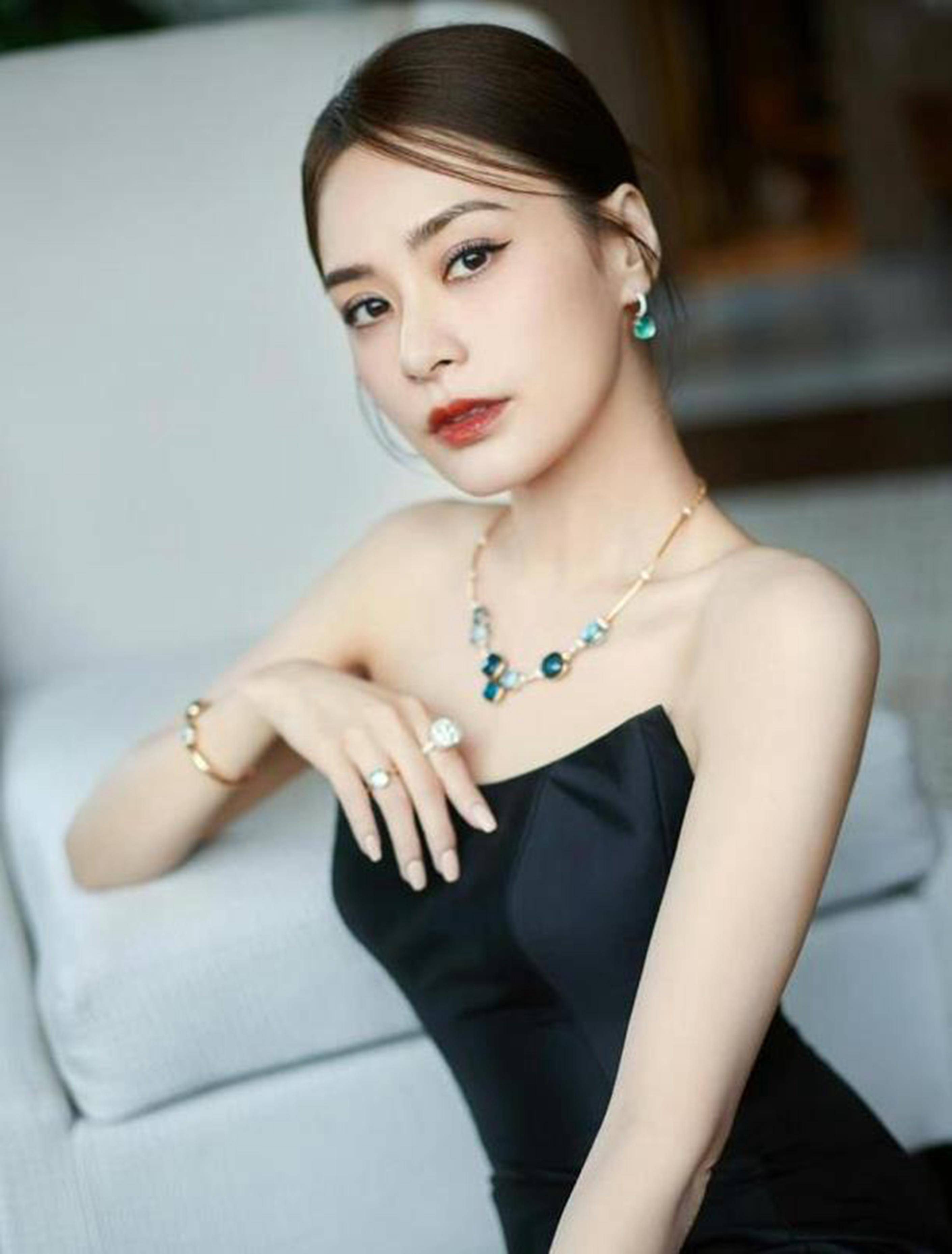 钟欣潼瘦下来更美了,穿黑色连衣裙贵气优雅,完全看不出42岁_减肥_变化