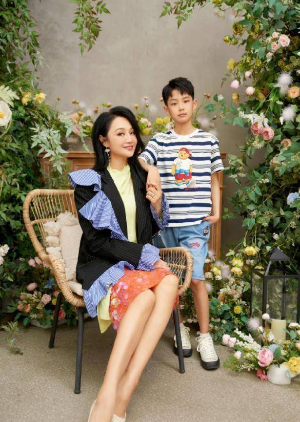 主持人曹颖为老公庆生,评论区批评不合适,本尊回应:没法选择_网友_沈