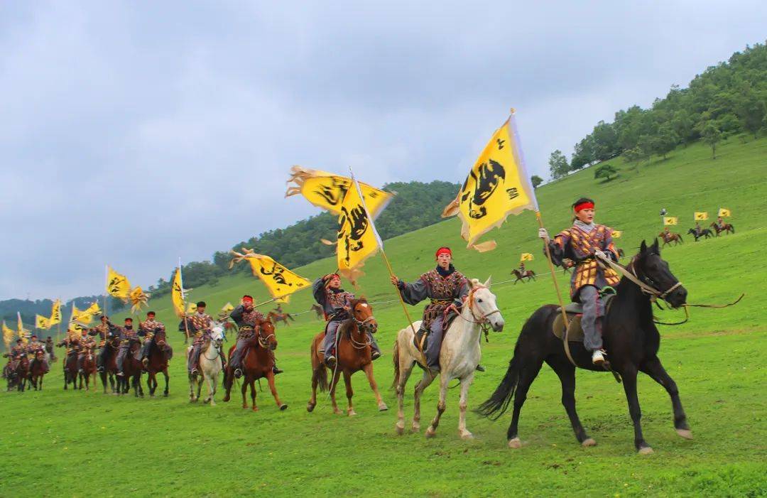 关山草原景区不仅自然风光旖旎迷人,节日氛围浓厚,而且特色栖居和骑马