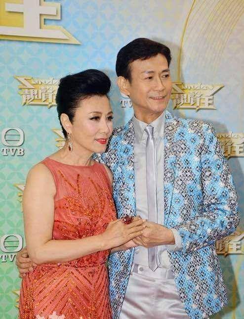 郑少秋穿"英伦范风衣"真潇洒,外搭蓝围巾内敛高贵,老了更时髦_气质