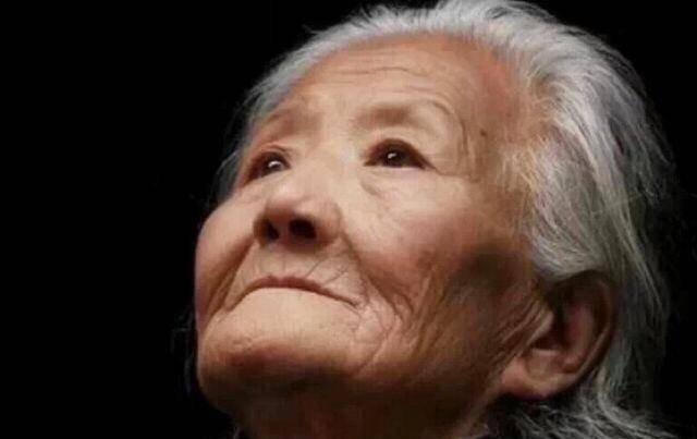 中秋月光下想念妈妈_身影_毛衣_成长