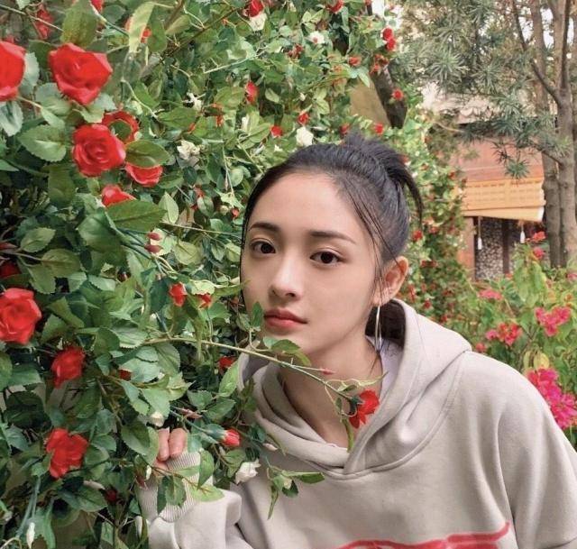 周洁琼真会穿搭,扎丸子头发型搭配卫衣和牛仔裤,甜美可爱_少女_休闲